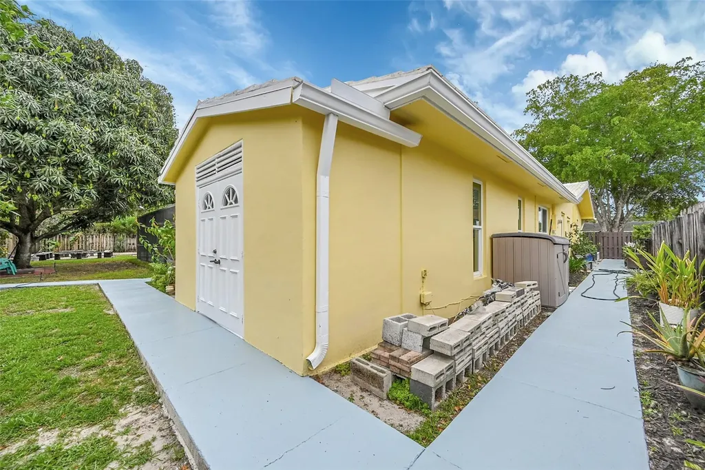 1480 SW 66th Terrace Plantation FL 33317