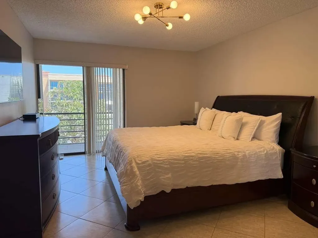 4040 N Hills Drive Hollywood FL 33021