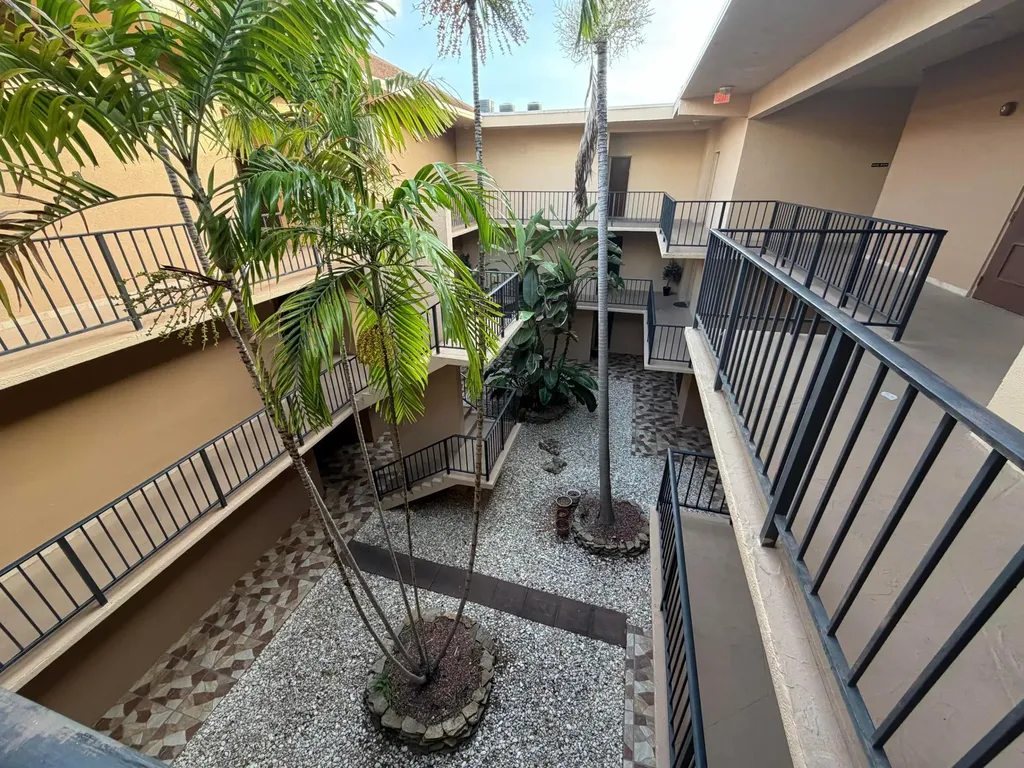 4040 N Hills Drive Hollywood FL 33021
