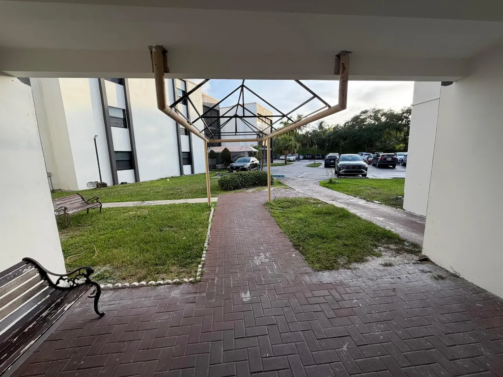 4040 N Hills Drive Hollywood FL 33021