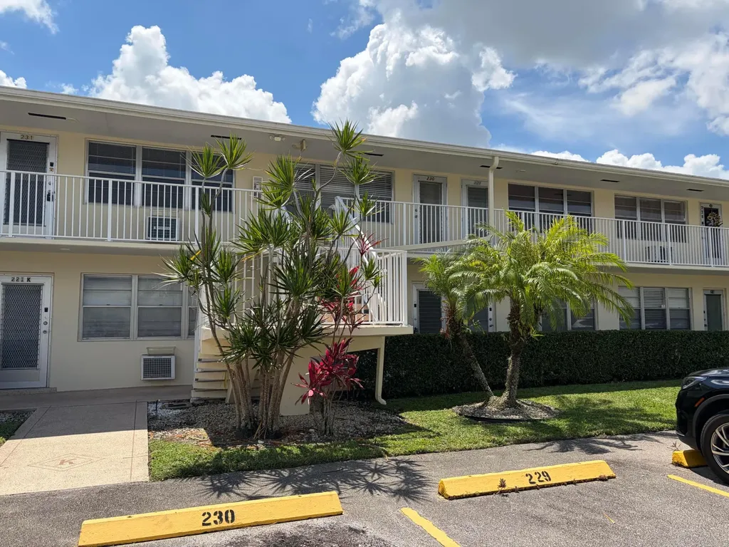 220 Berkshire K West Palm Beach FL 33417