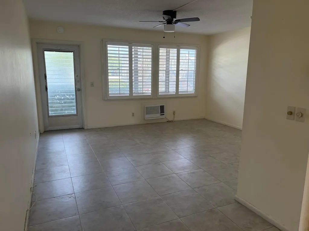 220 Berkshire K West Palm Beach FL 33417