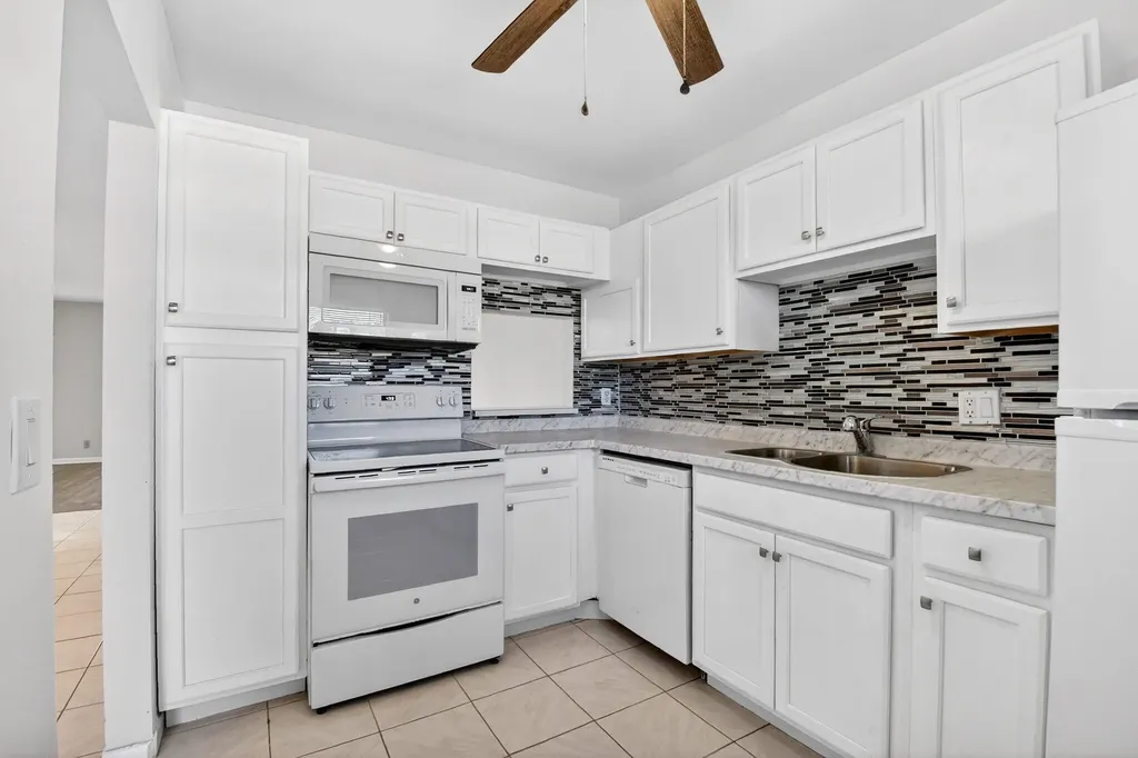201 Oxford 600 West Palm Beach FL 33417