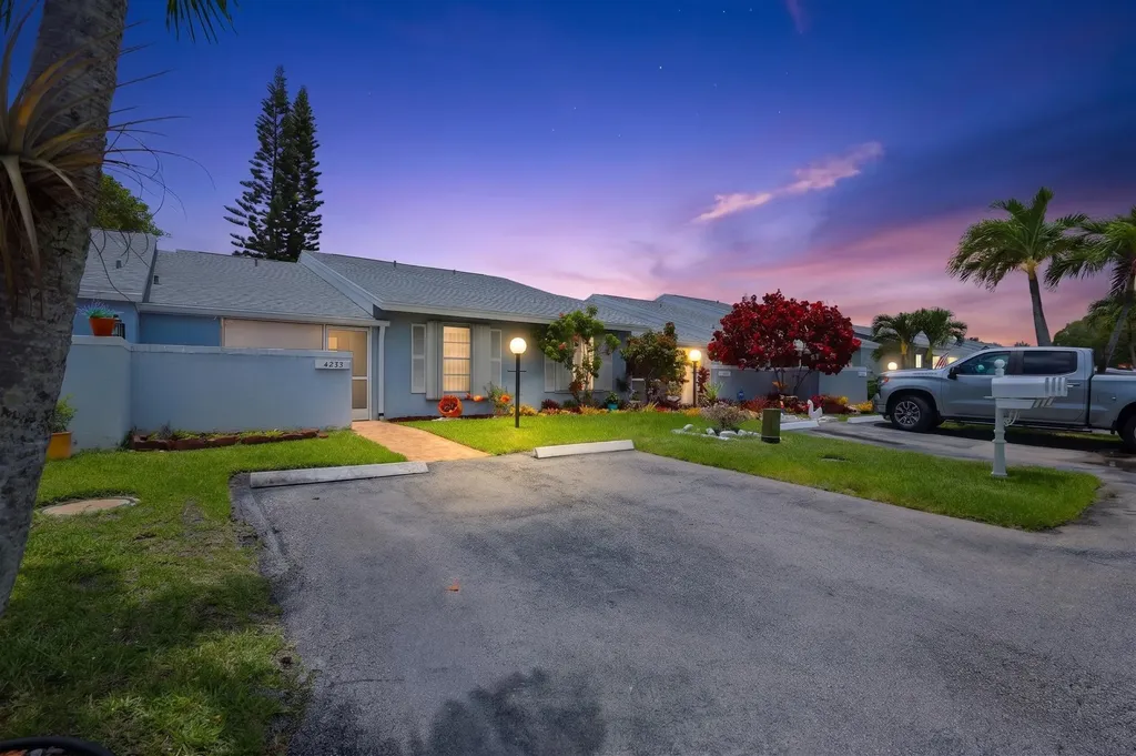 4325 Lucerne Villas Lane Greenacres FL 33467