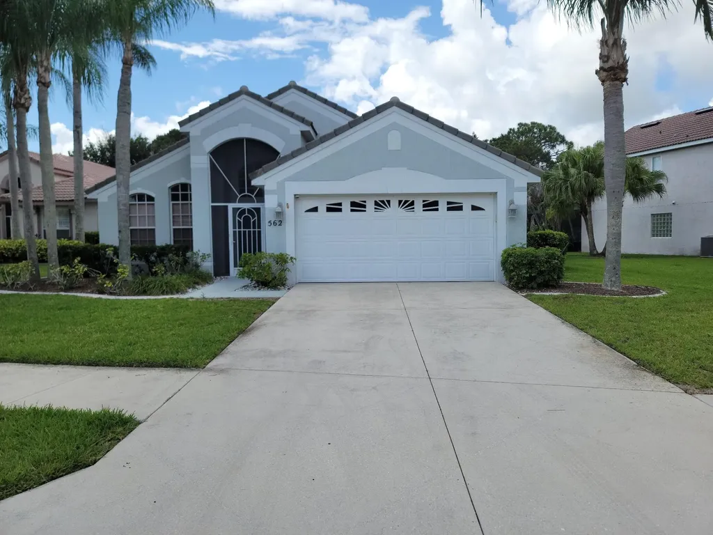 562 SW Saint Martins Cove Port St Lucie FL 34986