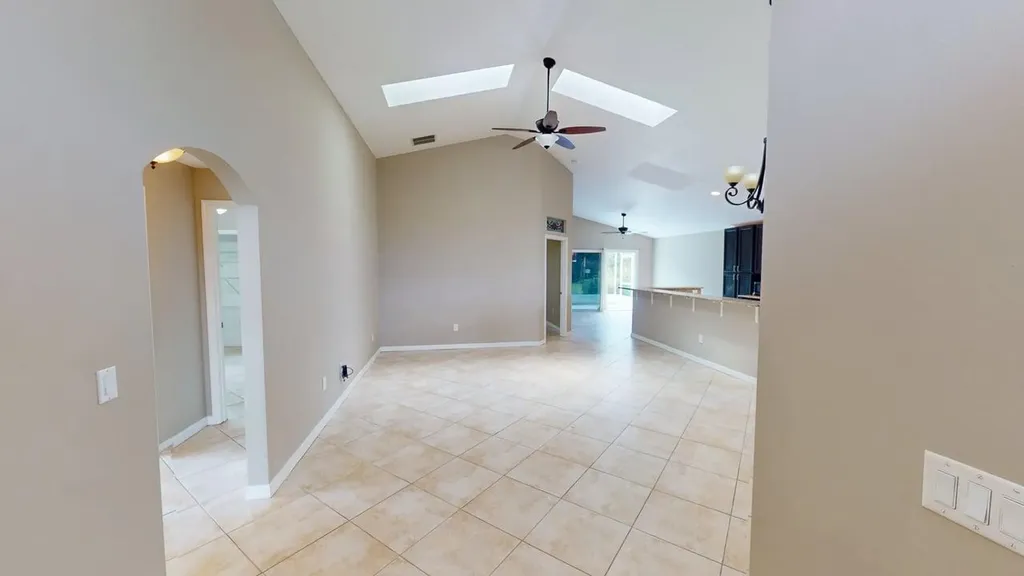 562 SW Saint Martins Cove Port St Lucie FL 34986