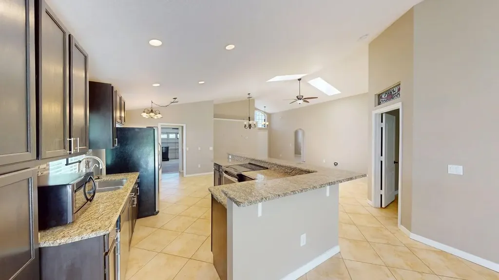 562 SW Saint Martins Cove Port St Lucie FL 34986