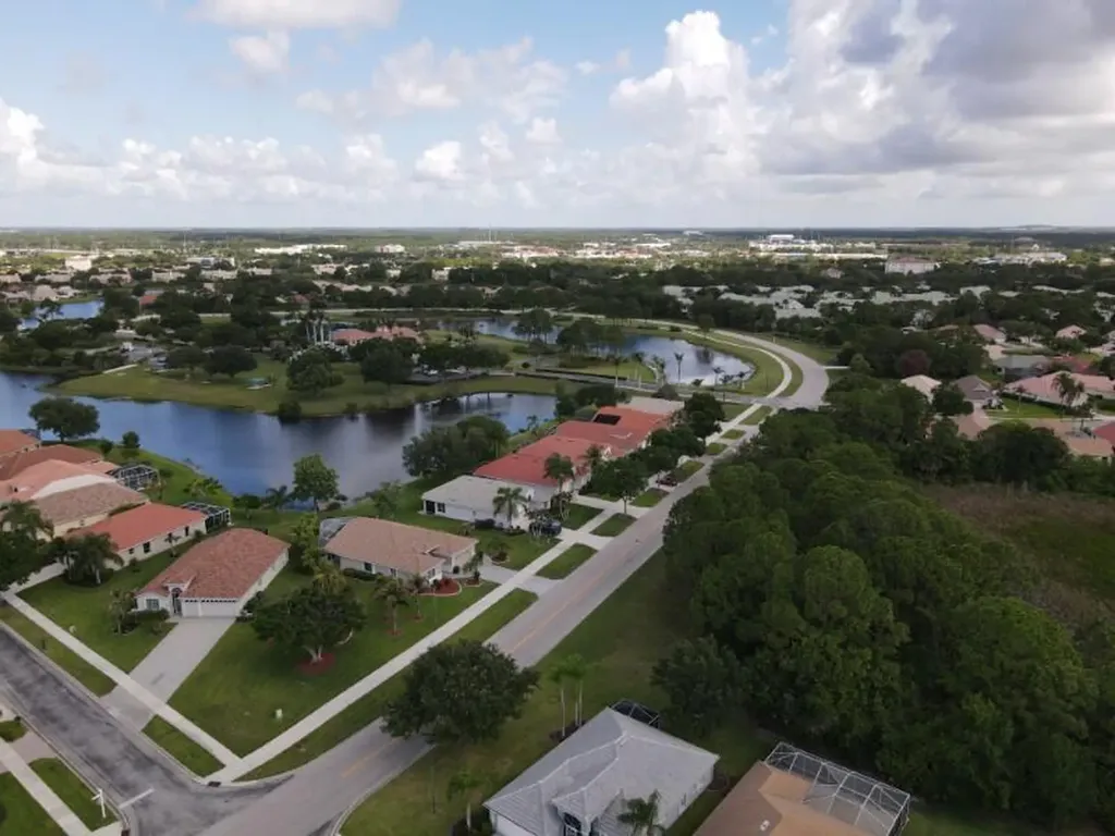 562 SW Saint Martins Cove Port St Lucie FL 34986
