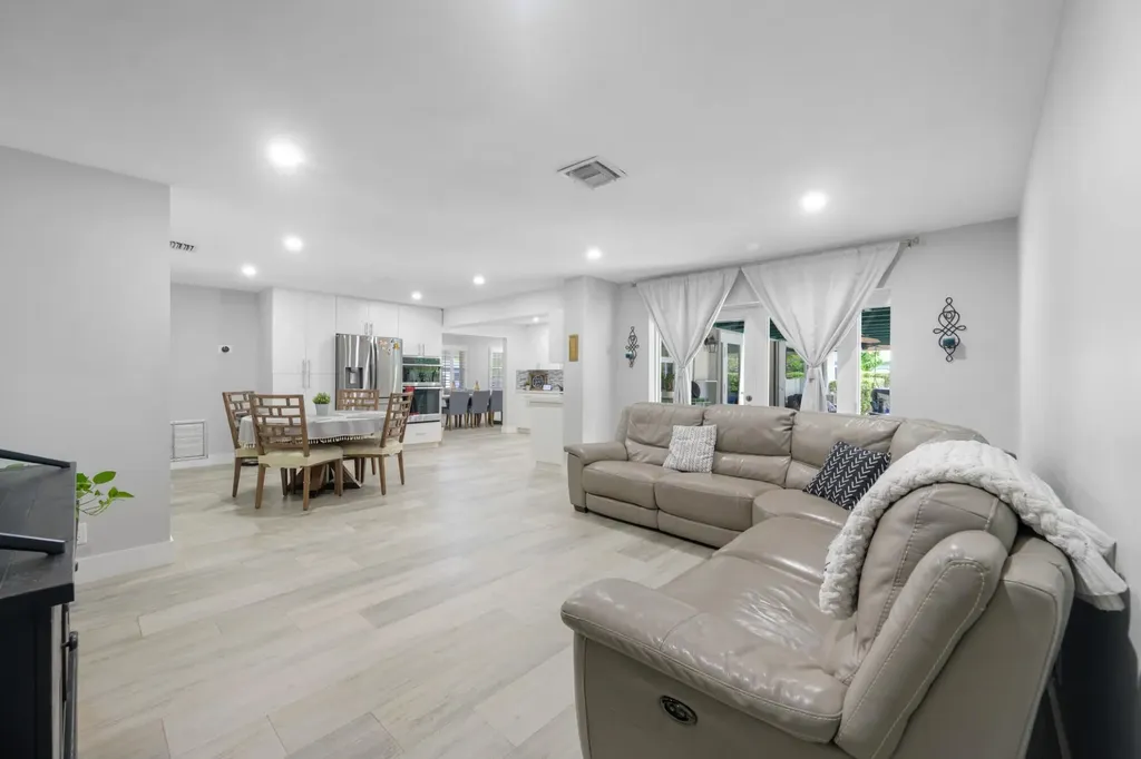 6850 NW 7th Street Plantation FL 33317