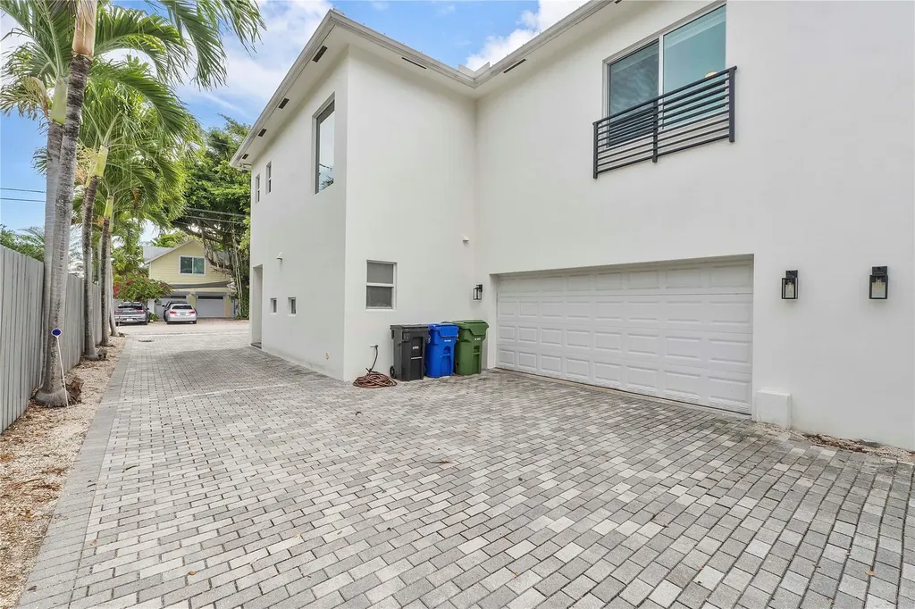 825 NE 17th Way Fort Lauderdale FL 33304