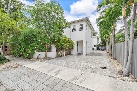 825 NE 17th Way Fort Lauderdale FL 33304