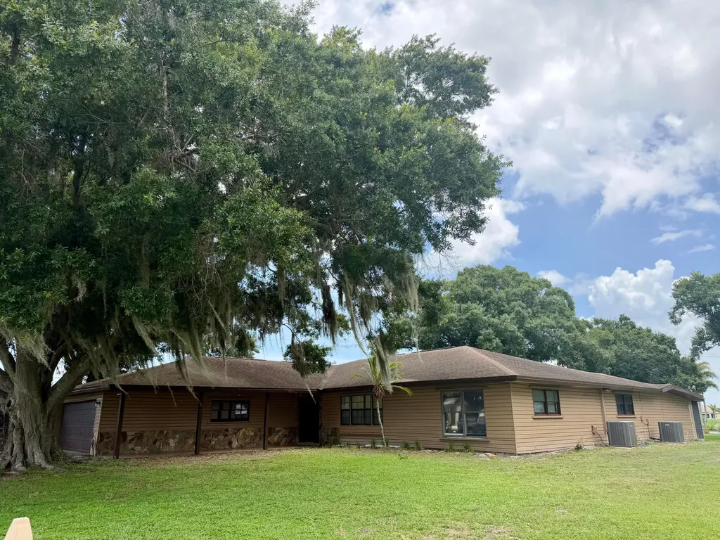 1631 SE 24th Boulevard Okeechobee FL 34974