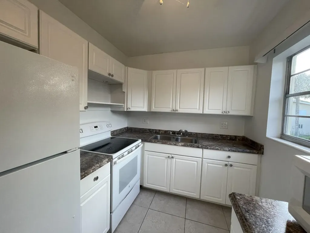 109 Salisbury E West Palm Beach FL 33417