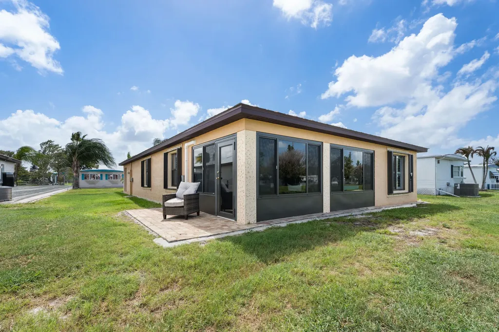 24 Alta Loma Port St Lucie FL 34952