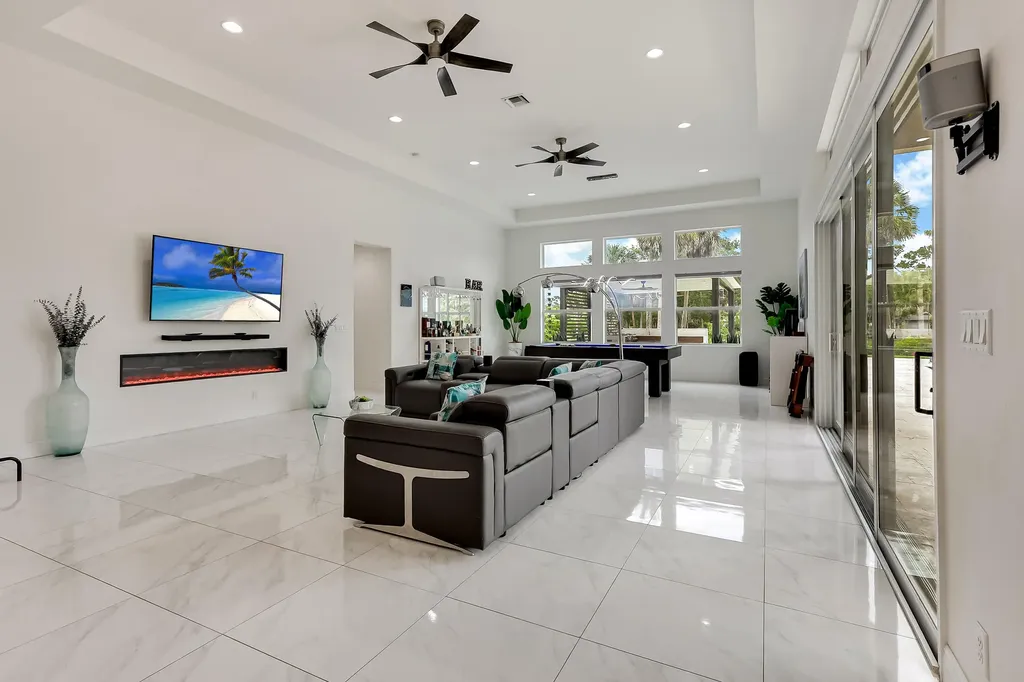 142 Brynhurst Court West Palm Beach FL 33413
