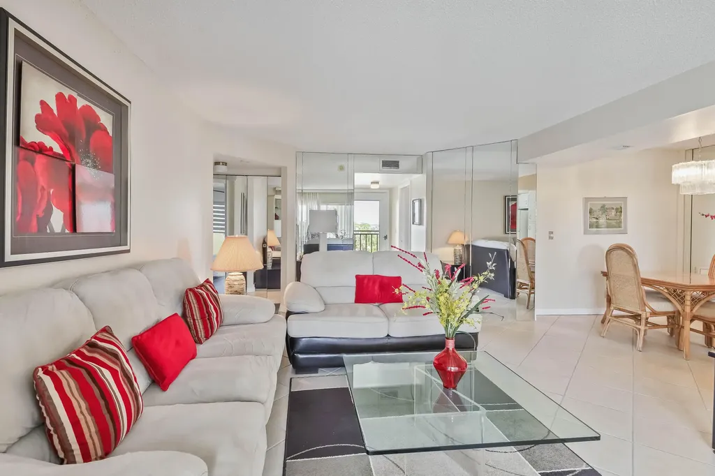 3951 Via Poinciana Greenacres FL 33467