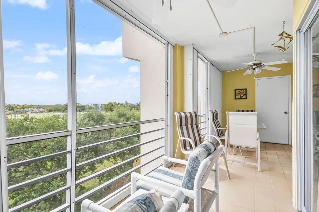 3951 Via Poinciana Greenacres FL 33467