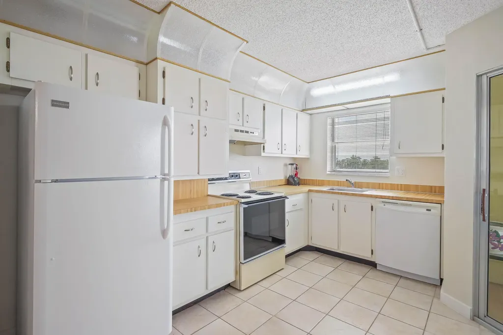 3951 Via Poinciana Greenacres FL 33467