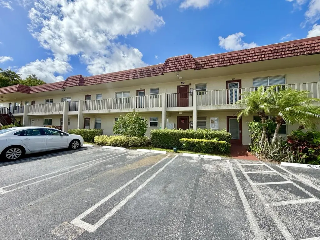 19 Abbey Lane Delray Beach FL 33446