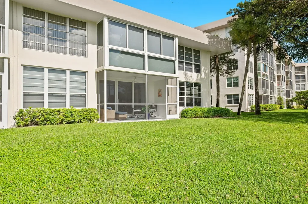3700 Oaks Clubhouse Drive Pompano Beach FL 33069