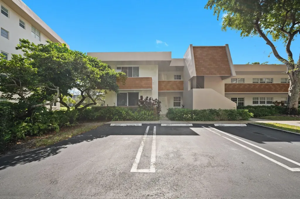 3700 Oaks Clubhouse Drive Pompano Beach FL 33069