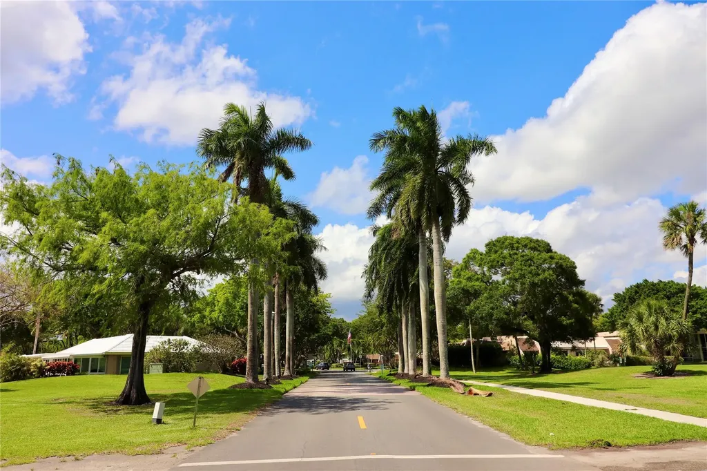 3700 Oaks Clubhouse Drive Pompano Beach FL 33069