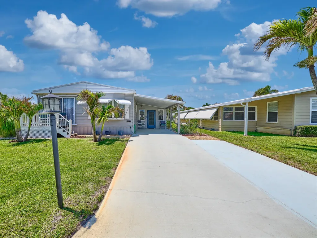6977 SE Delegate Street Hobe Sound FL 33455