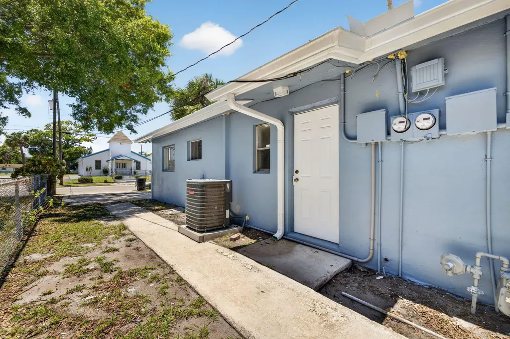 812 N 24th Street Fort Pierce FL 34950