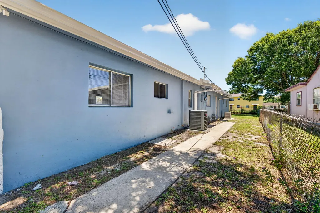 812 N 24th Street Fort Pierce FL 34950