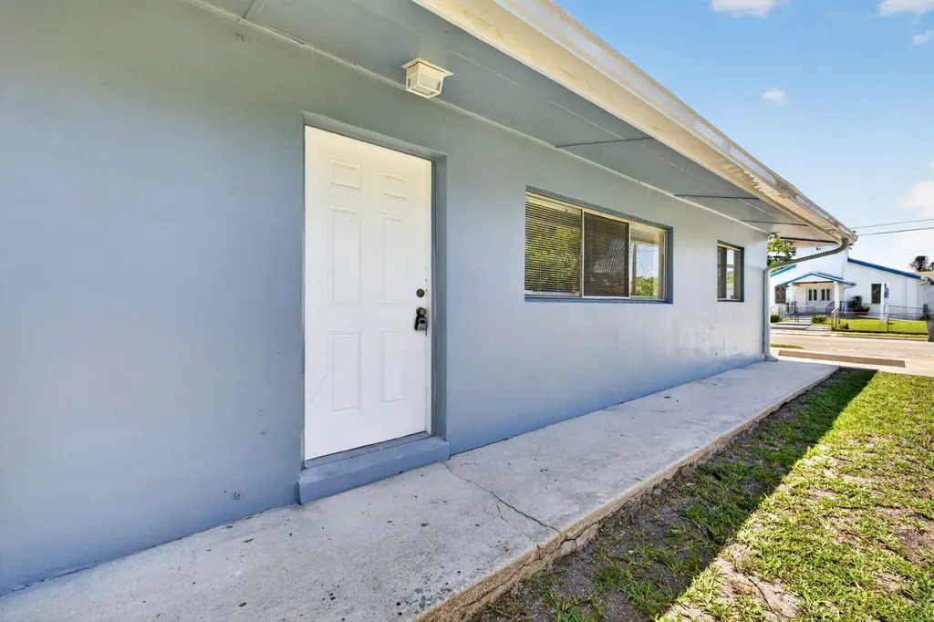 812 N 24th Street Fort Pierce FL 34950