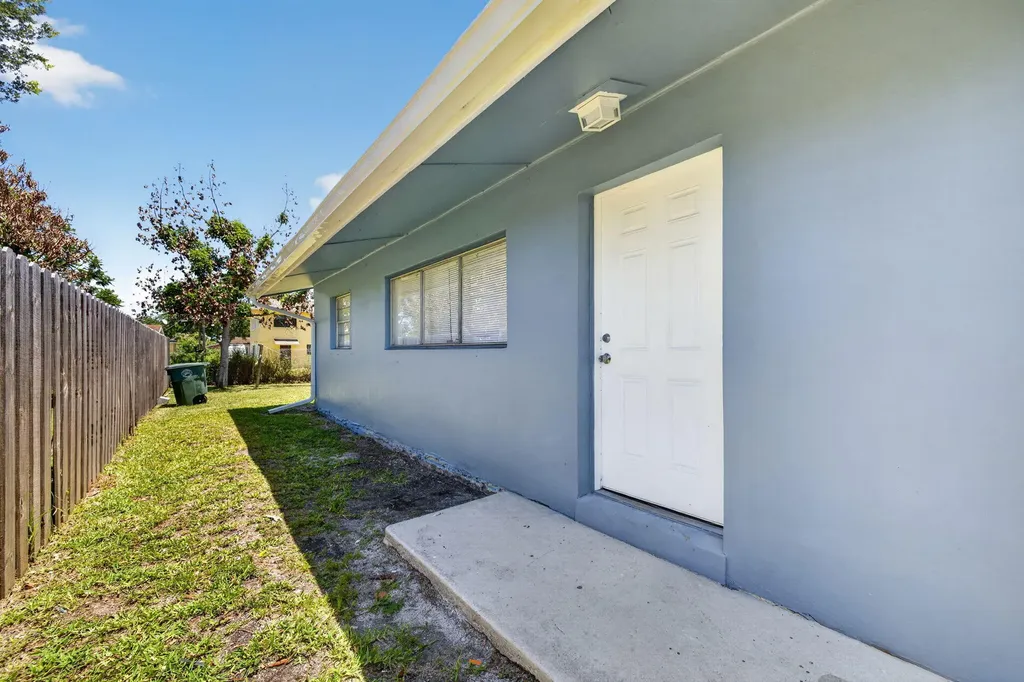 812 N 24th Street Fort Pierce FL 34950