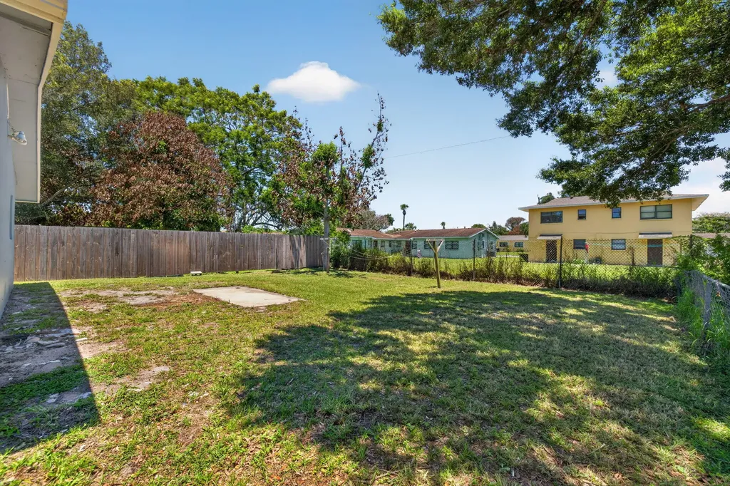 812 N 24th Street Fort Pierce FL 34950