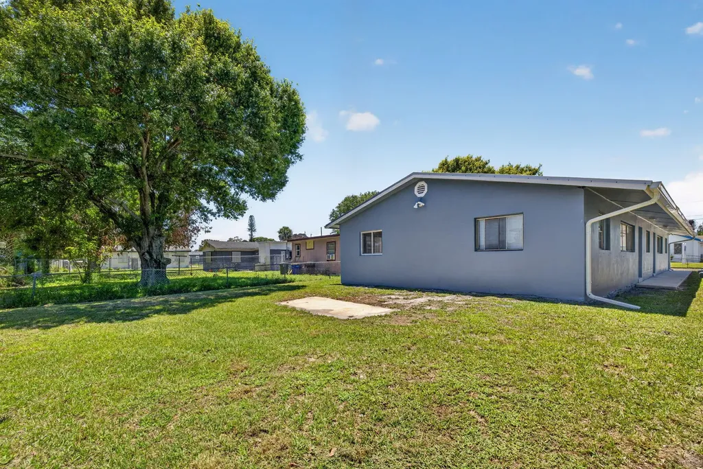 812 N 24th Street Fort Pierce FL 34950