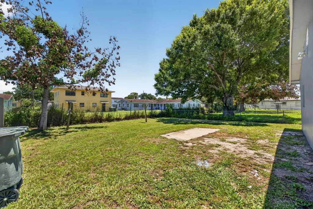 812 N 24th Street Fort Pierce FL 34950