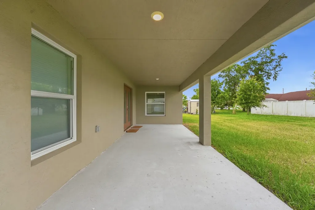 1692 SW Alvaton Avenue Port St Lucie FL 34953