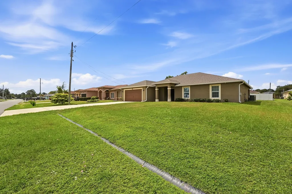 1692 SW Alvaton Avenue Port St Lucie FL 34953