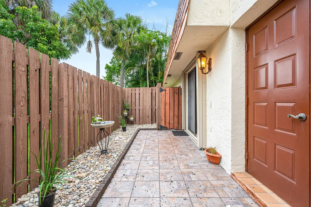 8321 S Coral Circle North Lauderdale FL 33068