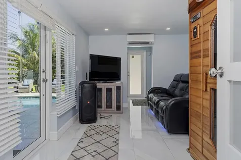 1580 NE 34th Street Oakland Park FL 33334