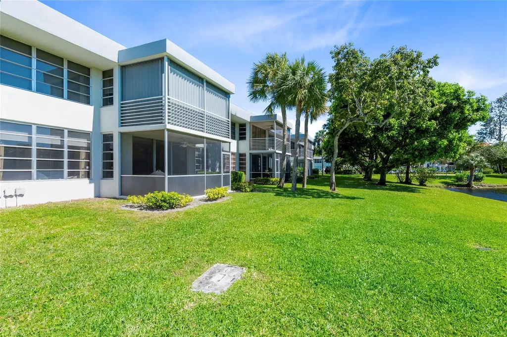 4240 Oaks Terrace Pompano Beach FL 33069