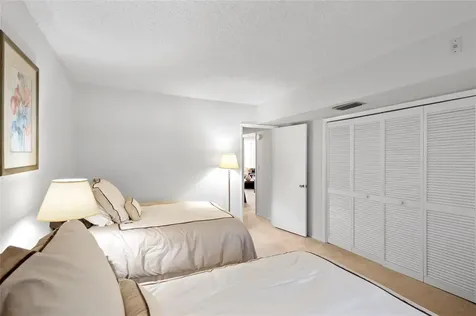 4240 Oaks Terrace Pompano Beach FL 33069