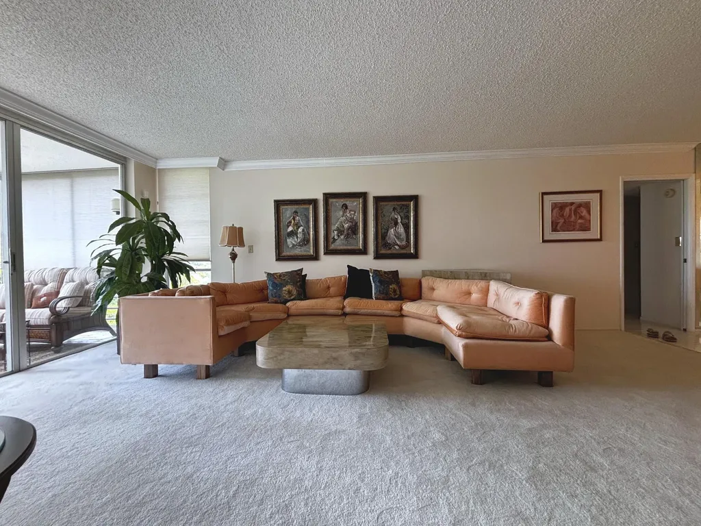 3930 Oaks Clubhouse Drive Pompano Beach FL 33069