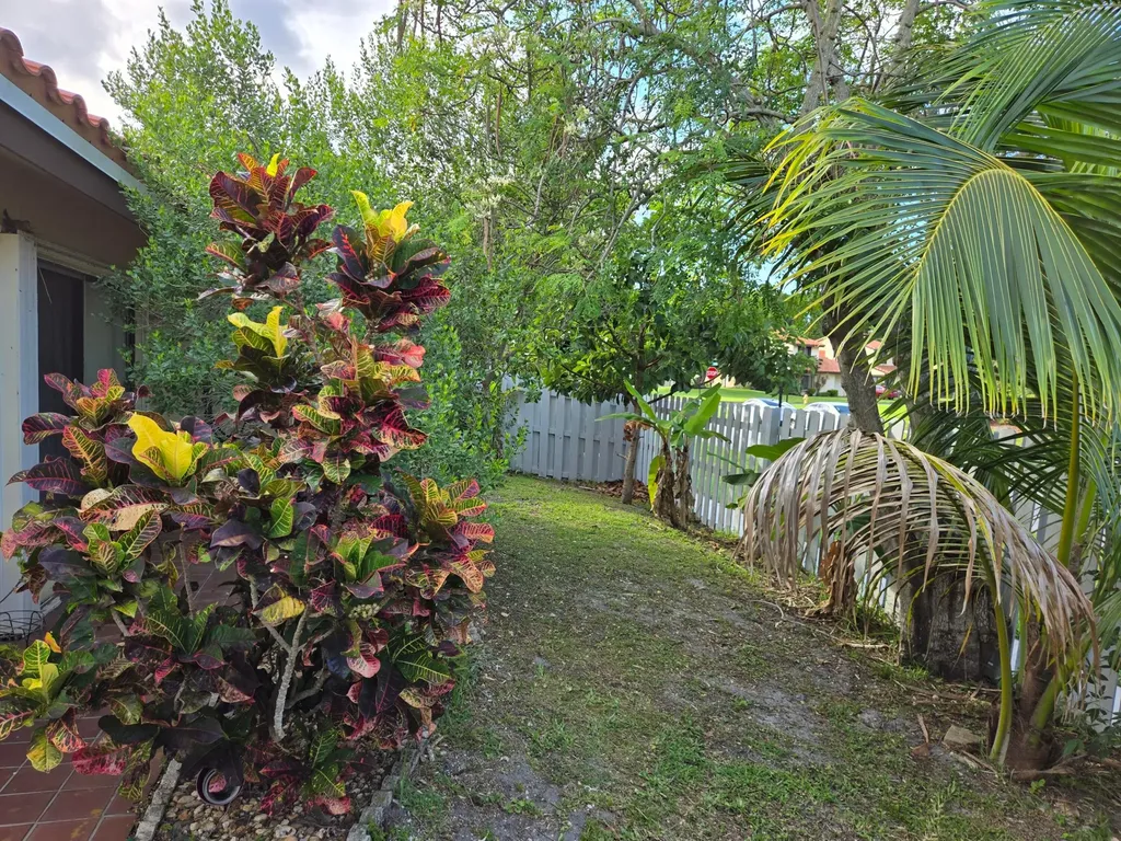 2835 Sand Pines Lake Worth FL 33462