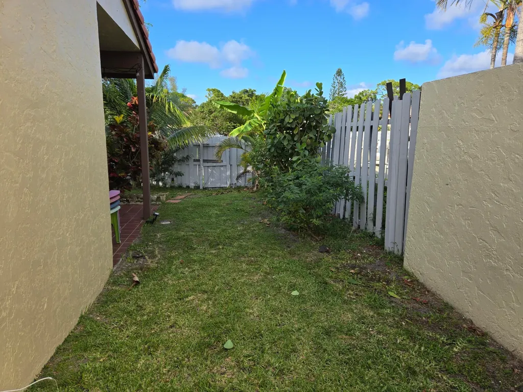 2835 Sand Pines Lake Worth FL 33462