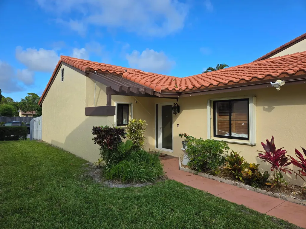 2835 Sand Pines Lake Worth FL 33462