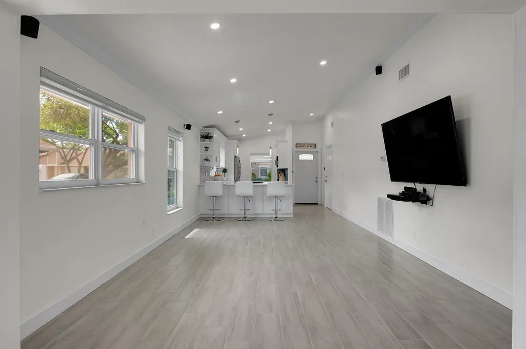 8182 Springtree Road Boca Raton FL 33496