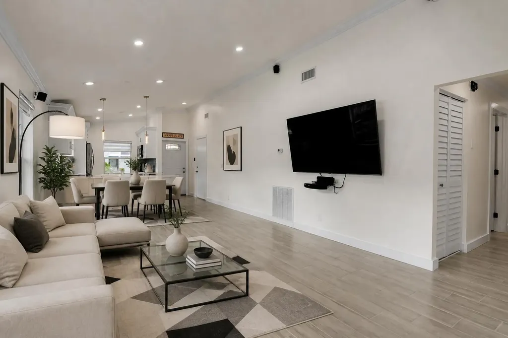 8182 Springtree Road Boca Raton FL 33496