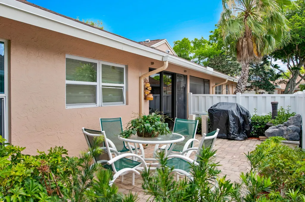 8182 Springtree Road Boca Raton FL 33496