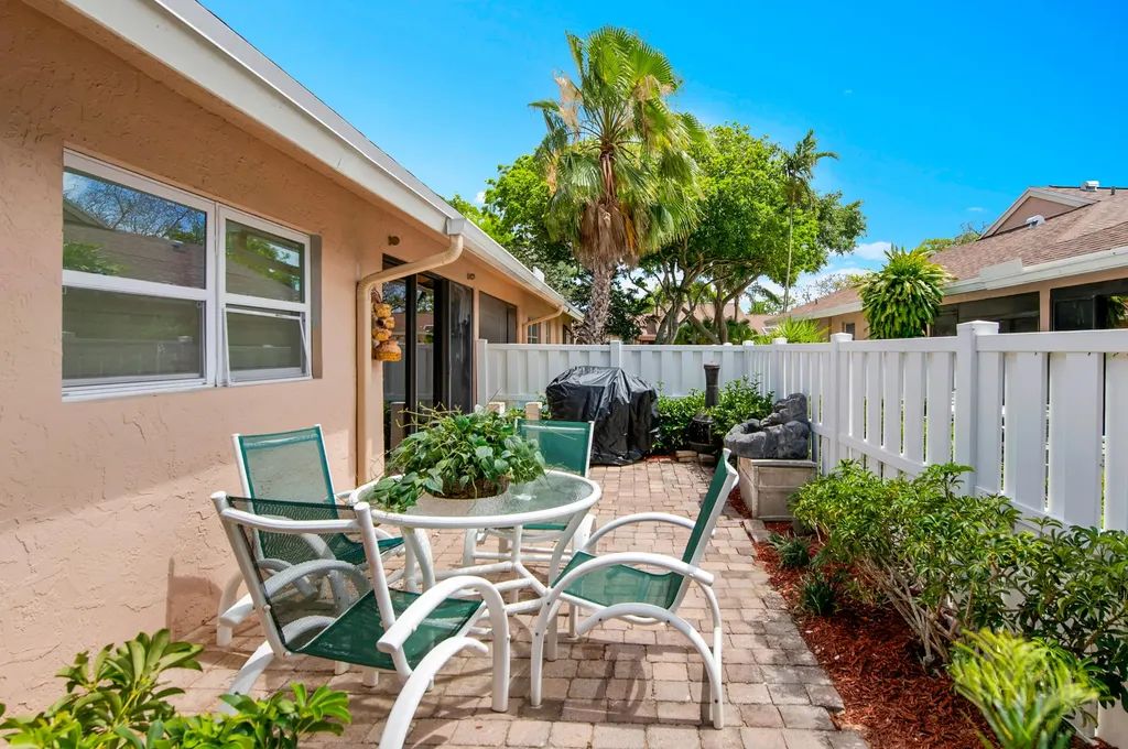 8182 Springtree Road Boca Raton FL 33496
