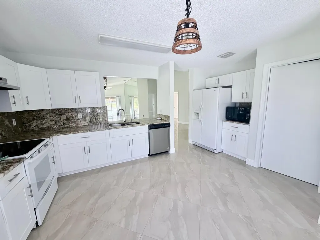 6413 Lansdowne Circle Boynton Beach FL 33472