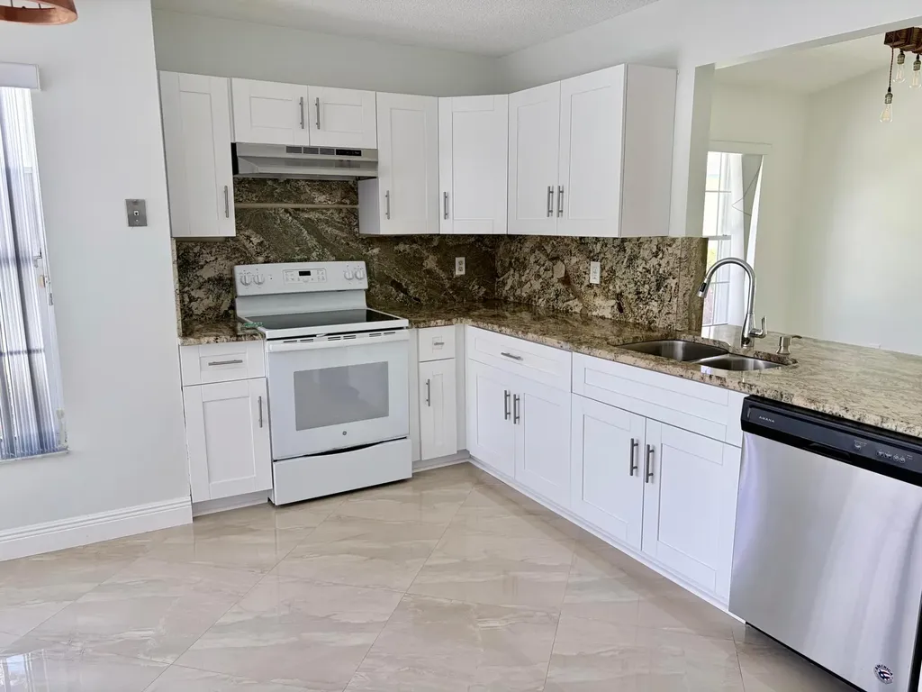 6413 Lansdowne Circle Boynton Beach FL 33472
